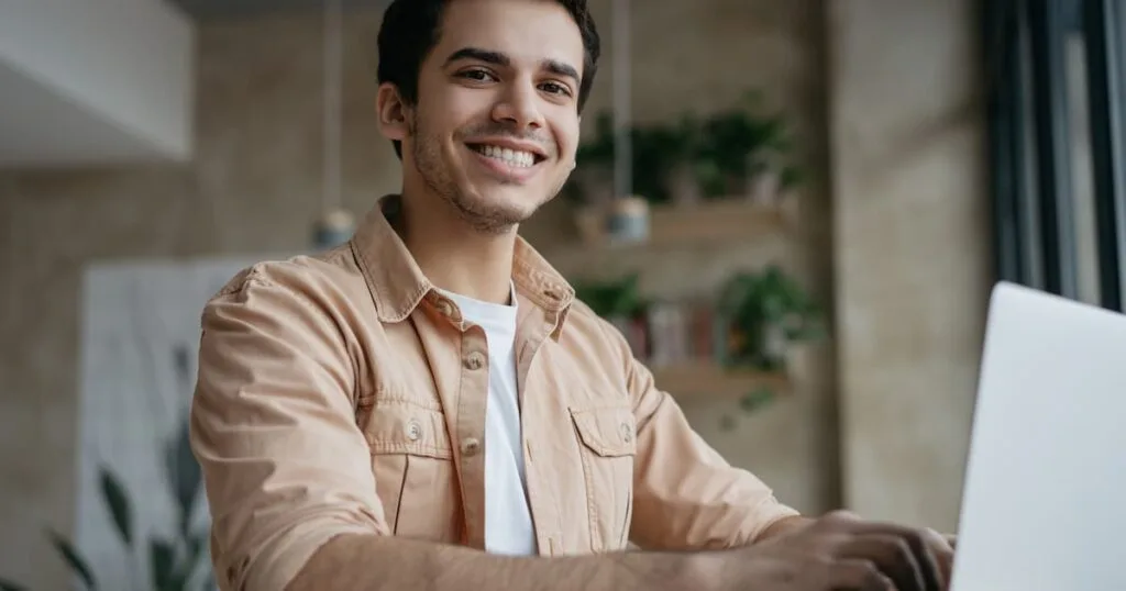 Moço jovem estudando inglês particular