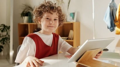 criança fazendo aula de inglês