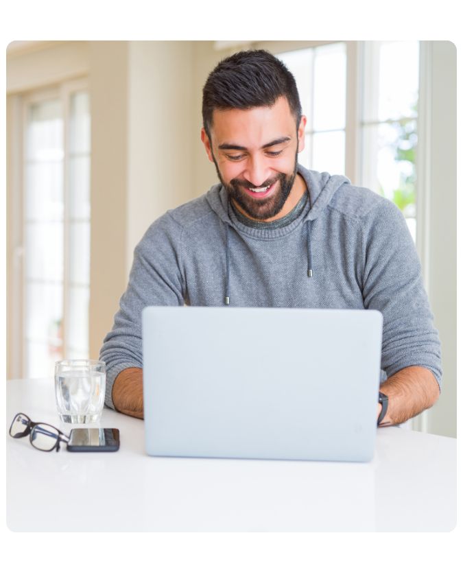 Homem estudando inglês online