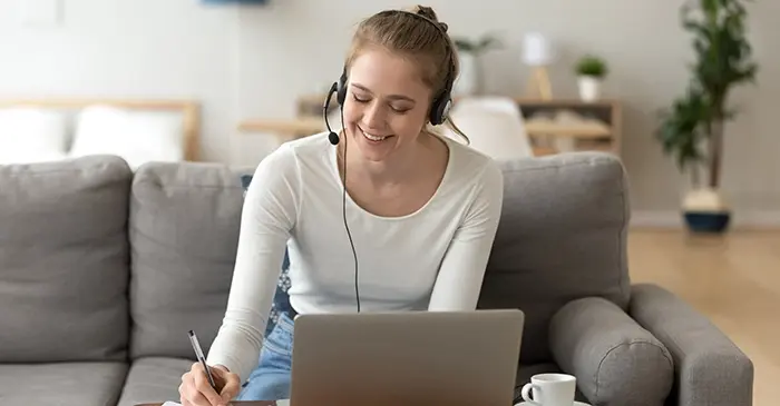 aluna estudando inglês